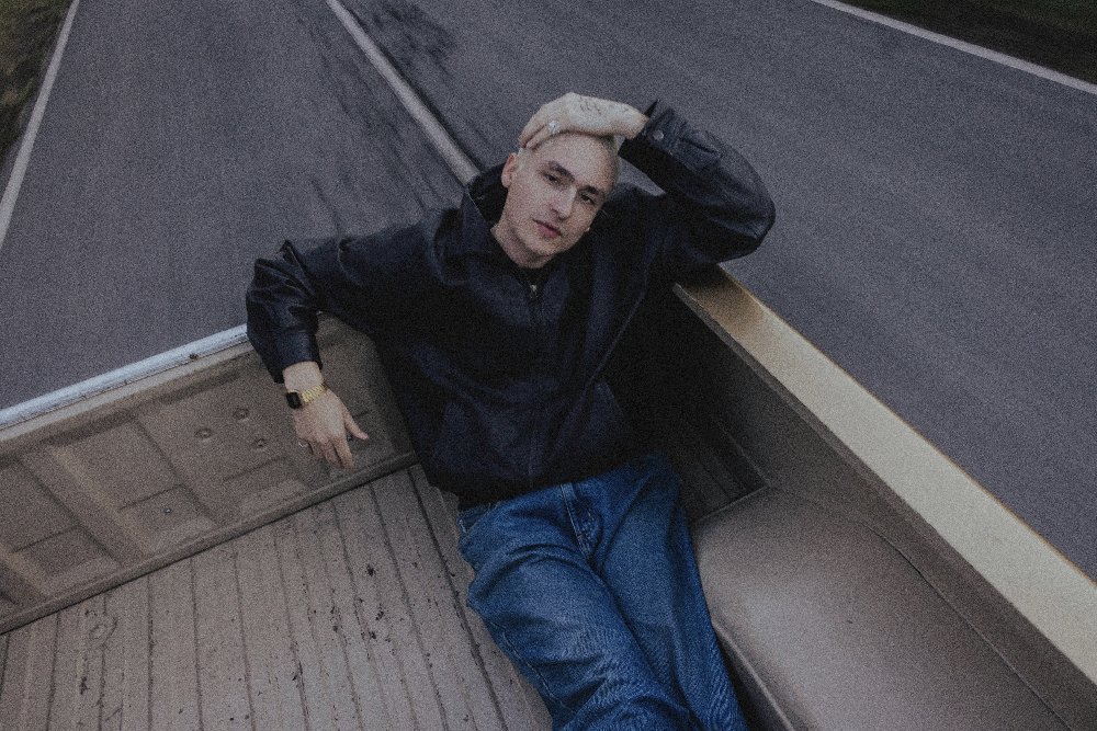 Flyer Nota FaceBrooklyn sorprende con emo e indie pop en 'amarte fuerte', nuevo single de "NO SOMOS IGUALES"