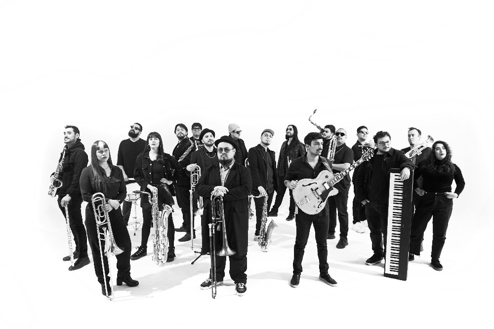 Flyer Nota "Ilusiones Ópticas": el moderno viaje sinestésico de Mapocho Orquesta