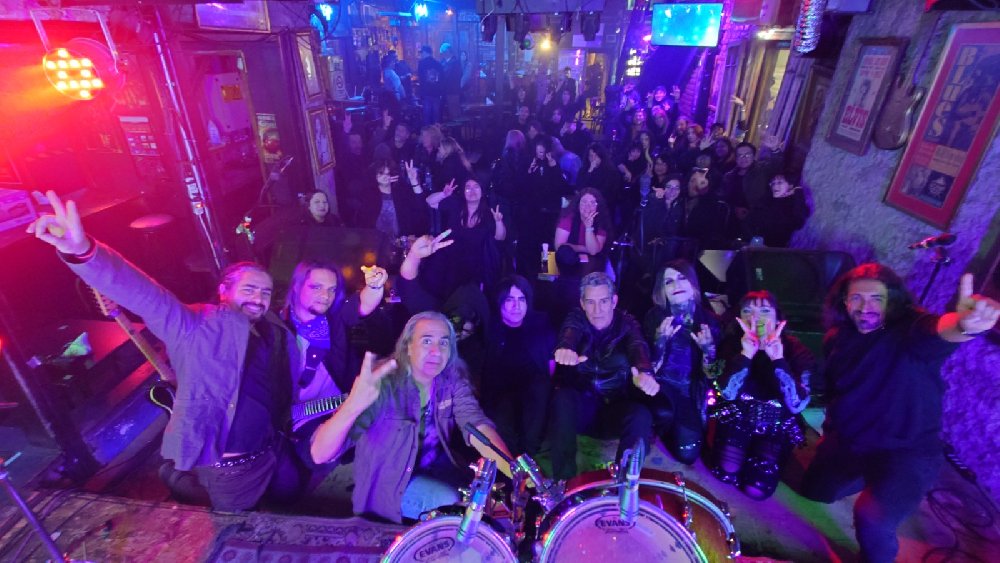 Flyer Nota Éxito Rotundo en el House of Rock and Blues: El Movimiento "Oscuro" Florece en Santiago en una Noche de Unión Generacional y Estilos