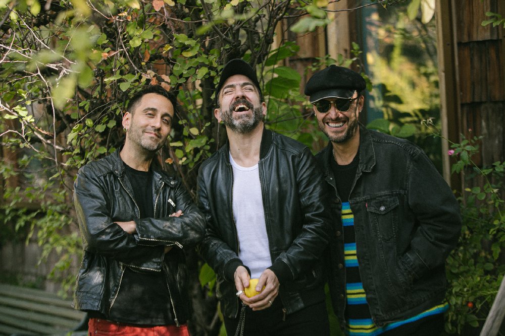 Flyer Junto a Los Vásquez:   Angelo Pierattini publica último adelanto de LP homónimo y anuncia show en Nescafé de las Artes